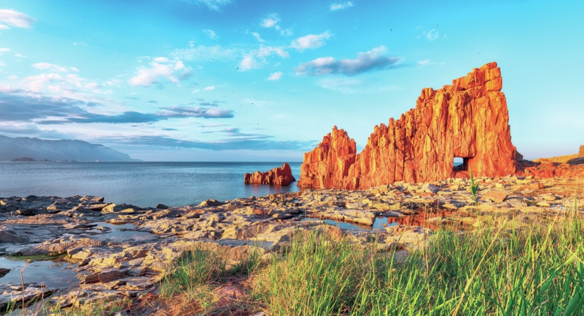 rote felsen shutterstock_1410941405 - Schnupperreise Sardinien